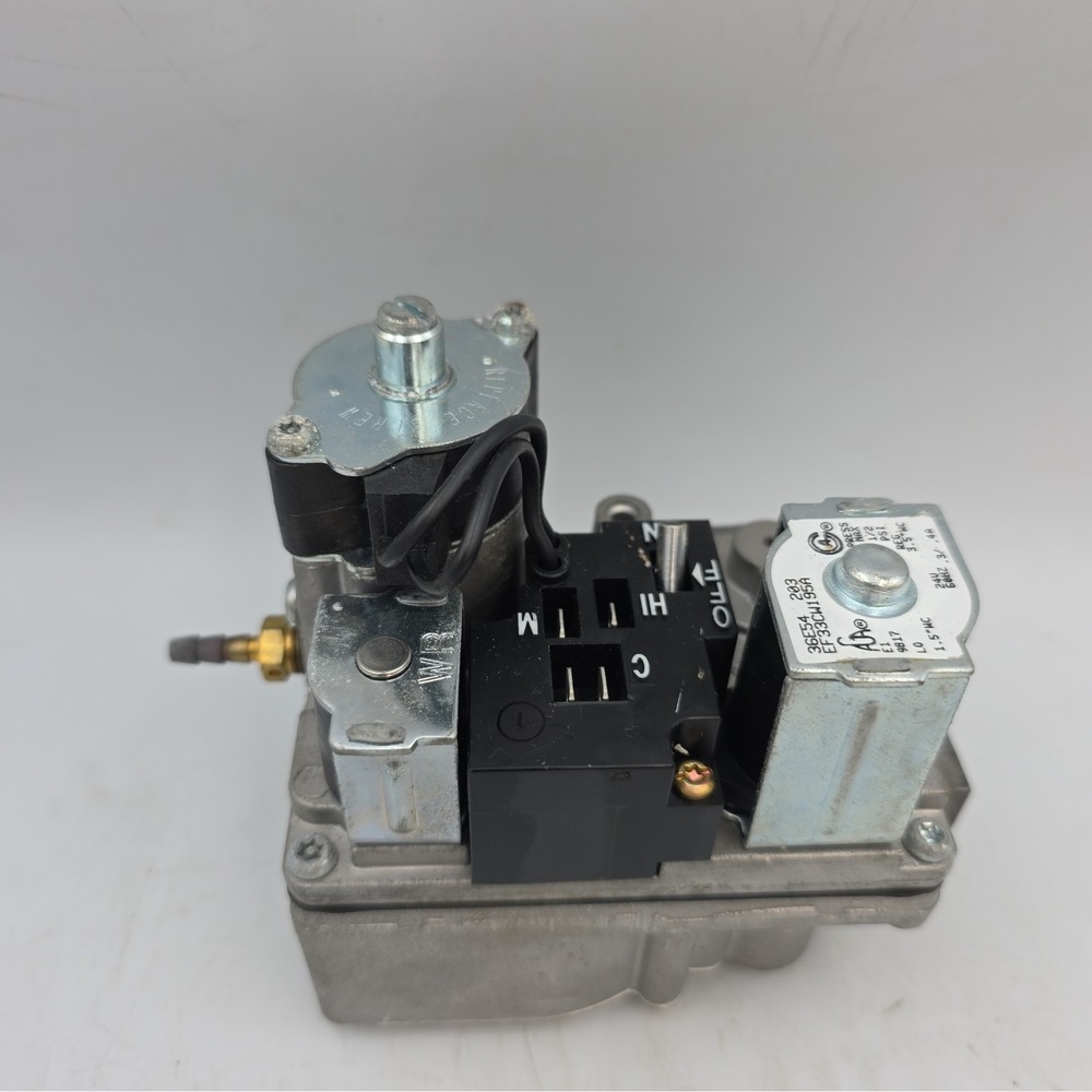 White Rodgers 36E54 203 Gas Valve Carrier Bryant EF33CW195A used